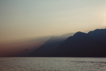 Naklejka na ściany i meble Berge am Gardasee im Sonnenuntergang