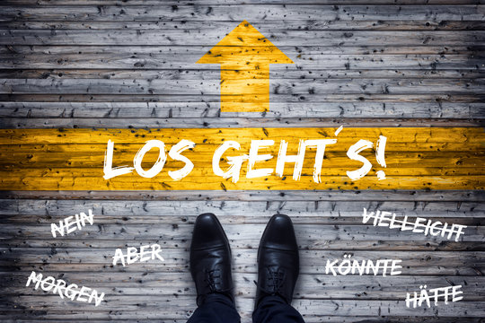Los gehts! - Business Konzept - Schwarze Schuhe stehen an der St