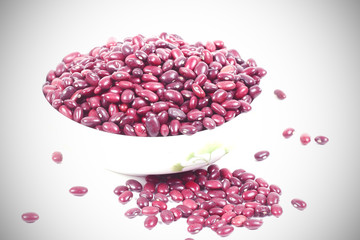 фасоль красная сухая лежит на столе белого цвета 