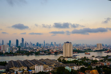 Naklejka premium Cityscape at evening with clouds skyline twilight and sunset