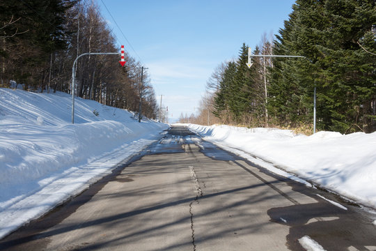 雪が溶け始めた春の道路