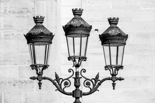Fototapeta Vintage street lantern (lamppost) in front of Notre-Dame de Paris. Paris. France