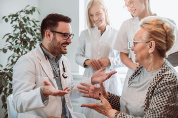 Obraz premium Group of young doctor during home visit senior people