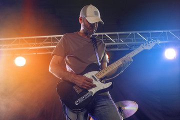 Obraz premium The guitarist performs on stage.