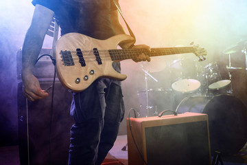 Obraz premium The bass guitarist connects the guitar.