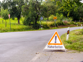Mäharbeiten Schild