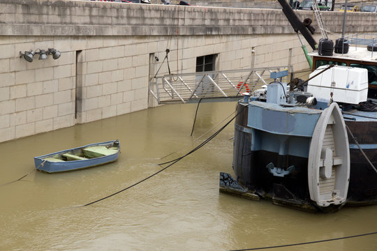 Crue de la Seine, Paris (France).  Inondations Paris hiver 2018. Une barque à disposition