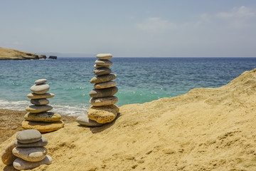 Fototapeta na wymiar pyramids of stones on the beach