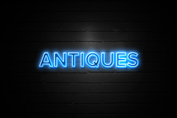 Obraz premium Antiques neon Sign on brickwall