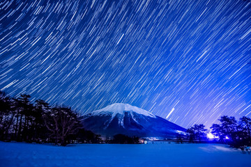 日本、鳥取県、大山、星座の軌跡と伯耆富士、人気の山、冬の冠雪