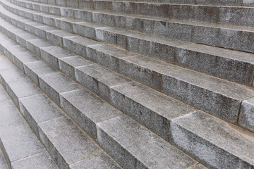 Escaleras de piedra mojadas