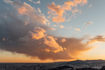 Puesta de sol desde lo alto de Barcelona