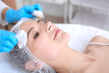 Obraz na płótnie Canvas Young woman undergoing beauty procedure in salon