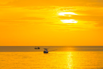 The golden sun in the morning of a new day on the sea in the Gulf of Thailand - 191185265