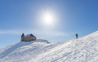 Skitourengeher geht der Sonne entgegen