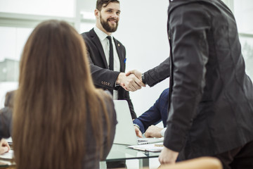 Obraz premium handshake business partners before discussing a new contract