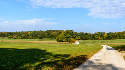 Weg und Hütte in Landschaft