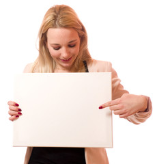Junge Frau mit Schild