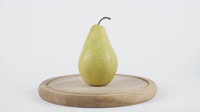 Amount of calories in pear, male hand puts a plate with the number of calories on a pear, healthy nutrition concept 60 fps