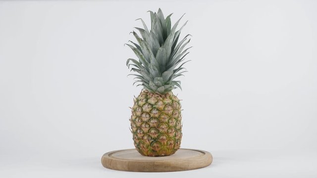 Amount of calories in pineapple, male hand puts a plate with the number of calories on a pineapple, healthy nutrition concept 60 fps