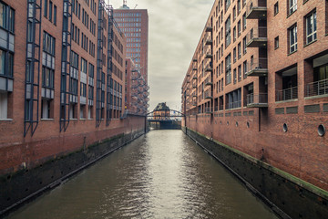 Vistas de Speicherstadt (puerto de Hamburgo) y uno de sus canales y puente