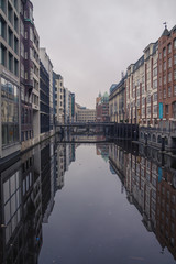 Fototapeta na wymiar Canales de Hamburgo