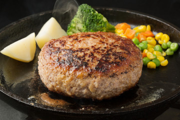 調理中のハンバーグステーキ