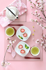 いちご大福　桜の花　ティータイム