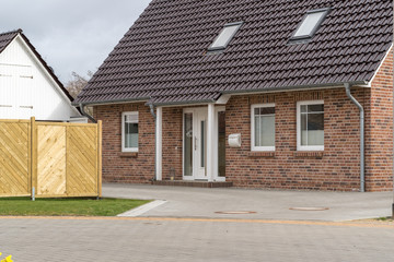 Haustür und Fenster eines Hauses