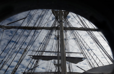 Obraz premium Sail ship mast looking thru a porthole