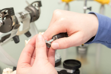 Fototapeta premium Arbeiten am Zahnersatz im Dentallabor