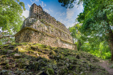 Yaxchilán ist eine historische Maya-Stadt am Fluss Usumacinta zwischen Mexiko und Guatemala