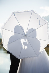 Mariés derrière un parapluie en ombres chinoises