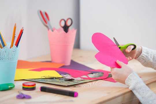 Child with scissors cut paper
