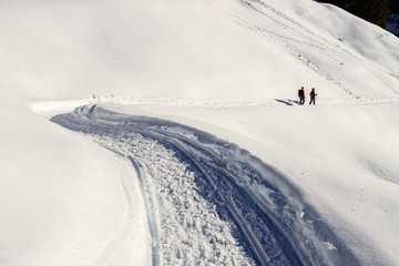 Fototapeta na wymiar alpinisti sulla via del ritorno dal pizzo Foisc, nelle alpi Lepontine (Svizzera)