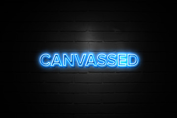 Obraz premium Canvassed neon Sign on brickwall