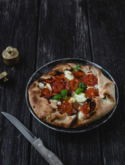 close up view of bakery with tomatoes and spinach on wooden tray