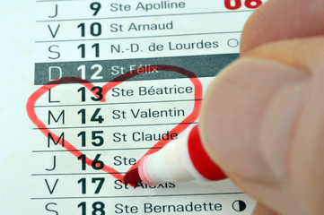 La saint Valentin entour&eacute; avec un c&oelig;ur sur un calendrier 
