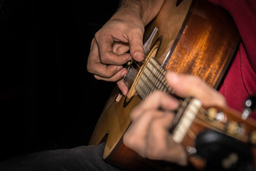 Fototapeta premium Mężczyzna gra na gitarze akustycznej