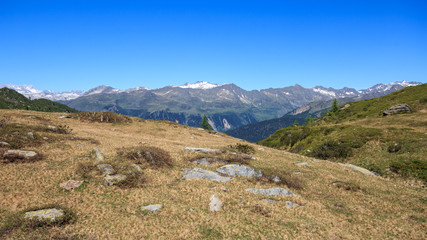 Fototapeta na wymiar paesaggio in Alta Leventina, salendo al lago di Prato - Svizzera