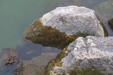 Fototapeta na wymiar Felsen im Wasser