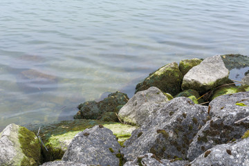 Fototapeta na wymiar Felsen am Wasser