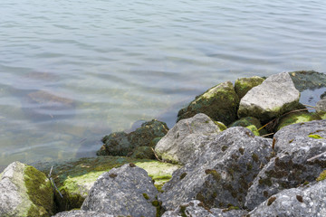 Felsen am Wasser