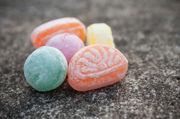 bonbons traditionnels sur texture de pierre