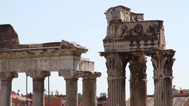 Roma, Italia. Foro Romano. Colonne dei templi di Saturno e Vespasiano