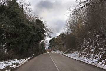 La strada tra le neve