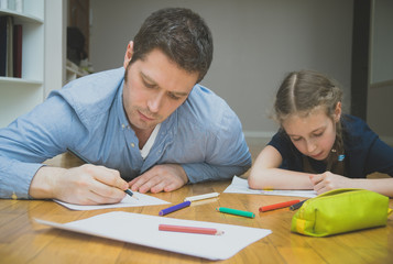 Naklejka premium Father and her daughter drawing on the floor.