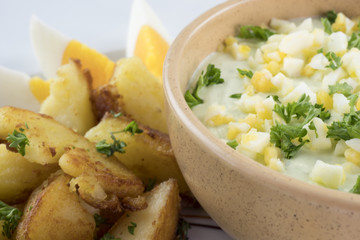 Grüne Sauce mit Bratkartoffeln