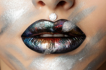 Nahaufnahme von Frauenlippen mit modischem Make-up © Liudmila Dutko