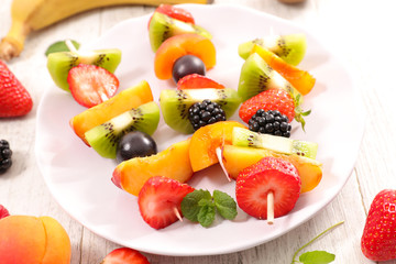 Fototapeta na wymiar fresh fruit dessert